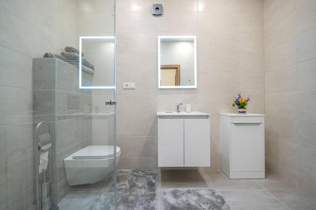 Homely Kreves Apartment By Polo Apartments Kaunas Buitenkant foto